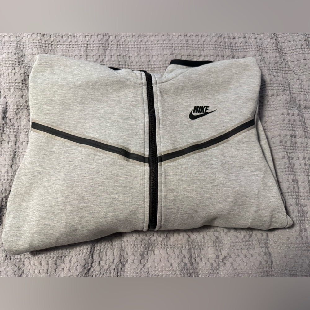 Men’s M gray Nike Tech Hooded Sweatshirt